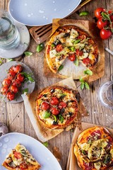 Frische selbstgemachte pizza mit verschiedenen zutaten