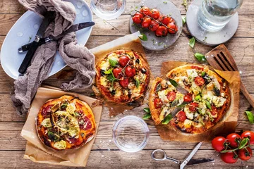 Gordijnen Frische selbstgemachte pizza mit verschiedenen zutaten © karepa