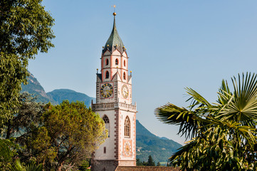 Fototapeta premium Meran, St. Nikolaus, Pfarrkirche, Kirche, Altstadt, Vinschgau, Südtirol, Italien