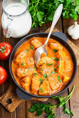 Meat in creamy tomato sauce i