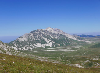 veduta della piana di campo imperatore in abruzzo, italia