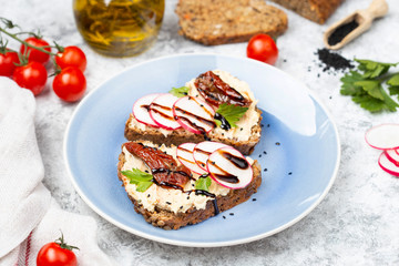 toast with hummus and sun dried tomatoes
