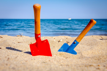 Fototapeta na wymiar Small spade and shovel for digging sand on the beach.