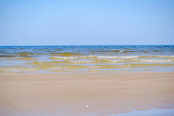 Fototapeta na wymiar sea beach with blu sky and waves