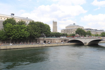 Fototapeta na wymiar Quai de Seine et place du Châtelet à Paris