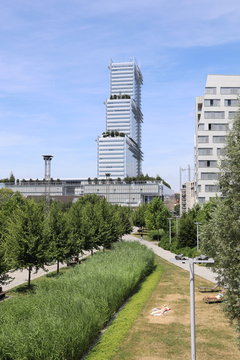 Palais de Justice et parc des Batignolles &agrave; Paris
