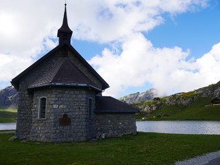 Fototapeta na wymiar Kapelle in den Alpen