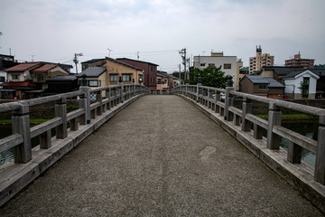 Fototapeta na wymiar 金沢浅野川の木橋