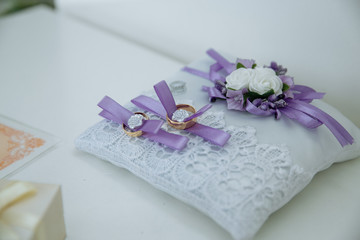 Fototapeta na wymiar wedding rings on a white background in a wedding decoration