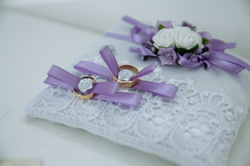 Fototapeta na wymiar wedding rings on a white background in a wedding decoration