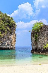 Obraz premium Beautiful cliff wall and beach with crystal clear sea to Koh Hong Island at Krabi, Thailand