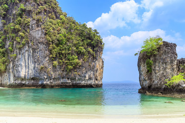 Fototapeta na wymiar Beautiful cliff wall and beach with crystal clear sea to Koh Hong Island at Krabi, Thailand