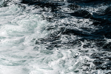 aufschäumende Wellen im Meer