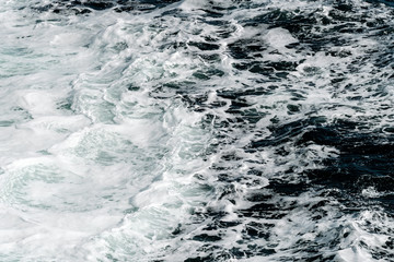 aufschäumende Wellen im Meer