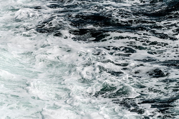 aufschäumende Wellen im Meer