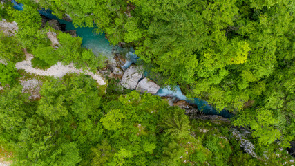 vue aérienne, rivière de la soca et forêt, Slovénie