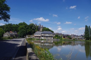 Fototapeta na wymiar Château de Combourg et son lac