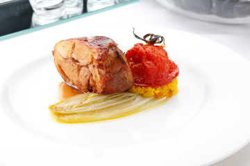 Codillo  con mostaza y verduras. Knuckle with mustard and vegetables.