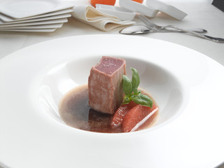 atún rojo con salsa. red tuna with sauce.