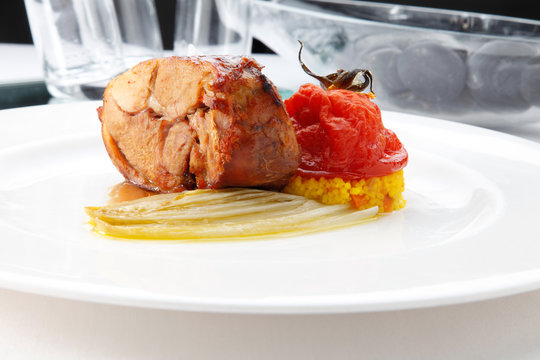 Codillo  con tomates asados. Knuckle with roasted tomatoes.