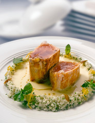 Atún rojo con arroz y salsa. Red tuna with rice and sauce.