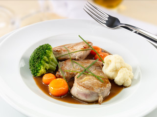 Solomillo de cerdo con salsa y pure. Pork tenderloin with sauce and puree.