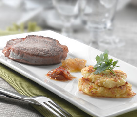 Solomillo con calabacín rebozado y salsas. Sirloin with battered zucchini and sauces.