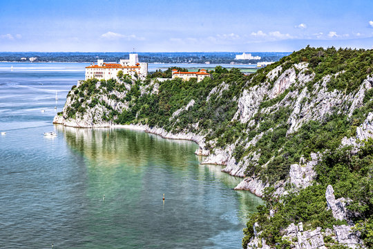 Auf dem Rilkeweg zum Schloss Duino in Triest