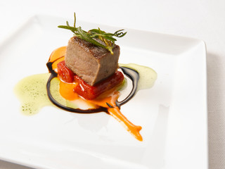 Atún con pimientos, plato gourmet. Tuna with peppers, gourmet dish.