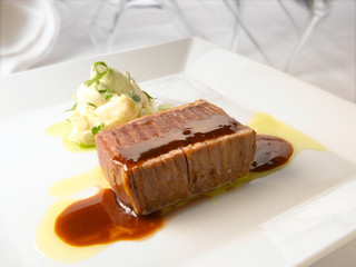 Atún a la plancha con puré de patatas . Grilled tuna with mashed potatoes.