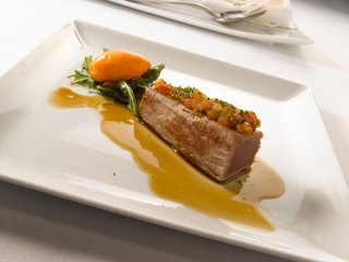 Atún a la plancha estilo asiático. Asian style grilled tuna.