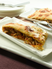 Empanada de atún abierta. Open tuna empanada.