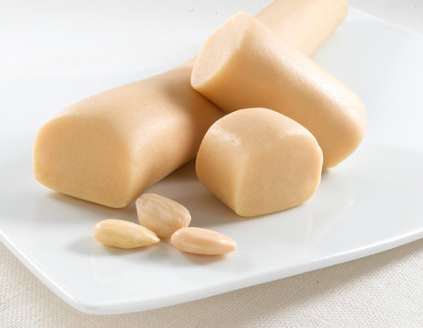 Pasta de almendras sobre fondo blanco. almond paste on white background