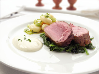 Carne roja, Roast beef con patatas baby, cebollas, ensalada y puré de patata.  Red meat, Roast beef with baby potatoes, onions, salad and mashed potatoes