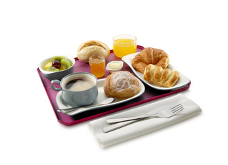 DESAYUNO en bandeja, dulces, café con leche, zumo de naranja y fruta