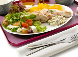 Plato combinado de pollo con naranja, ensalada y ensaladilla, comida saludable. Combined plate of chicken with orange, salad and salad, healthy food.