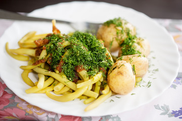 New potatoes with green beans and dill 