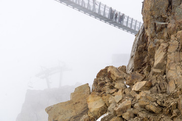 puente colgante en whistler canada con neblina