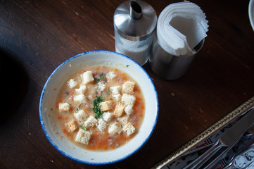 Pea soup with crackers, rustic style