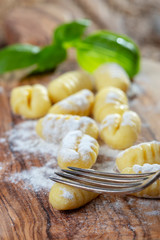 Nahaufnahme von rohen Gnocchi auf Holz