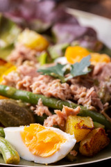 Nahaufnahme von salade nicoise auf dunklem Holz
