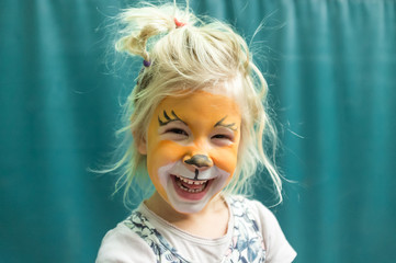 Petit fille maquillé en tigre