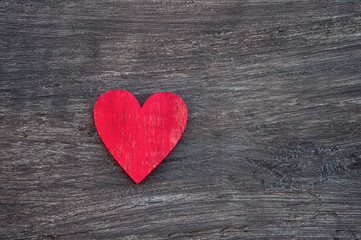 Obraz premium Red heart on wooden table, top view. With space for text. Concept of help