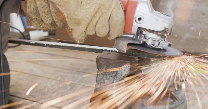 Travailler une pi&egrave;ce de m&eacute;tal a la disqueuse sur un &eacute;tau 