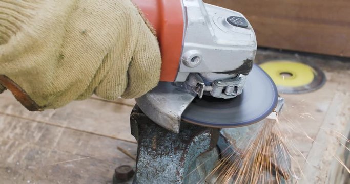 D&eacute;capage d'une pi&egrave;ce m&eacute;talique avec une disqueuse