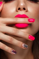 Schöne junge Frau mit hellem Make-up und neonpinken Nägeln. Schönes Gesicht. Foto im Studio aufgenommen © Kobrinphoto
