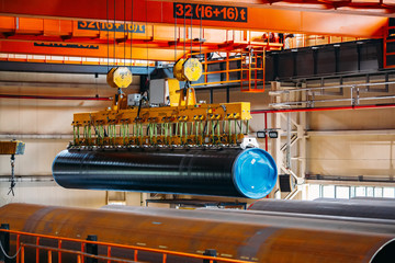 Coated pipe transportation by overhead crane with vacuum handling grippers 