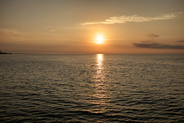 Paesaggio di mare all'alba