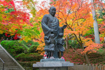 Naklejka premium 京都 今熊野観音寺の子まもり大師像と紅葉 