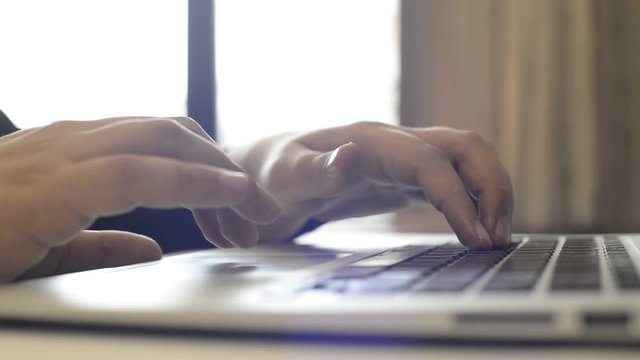 m&atilde;os digitando no teclado